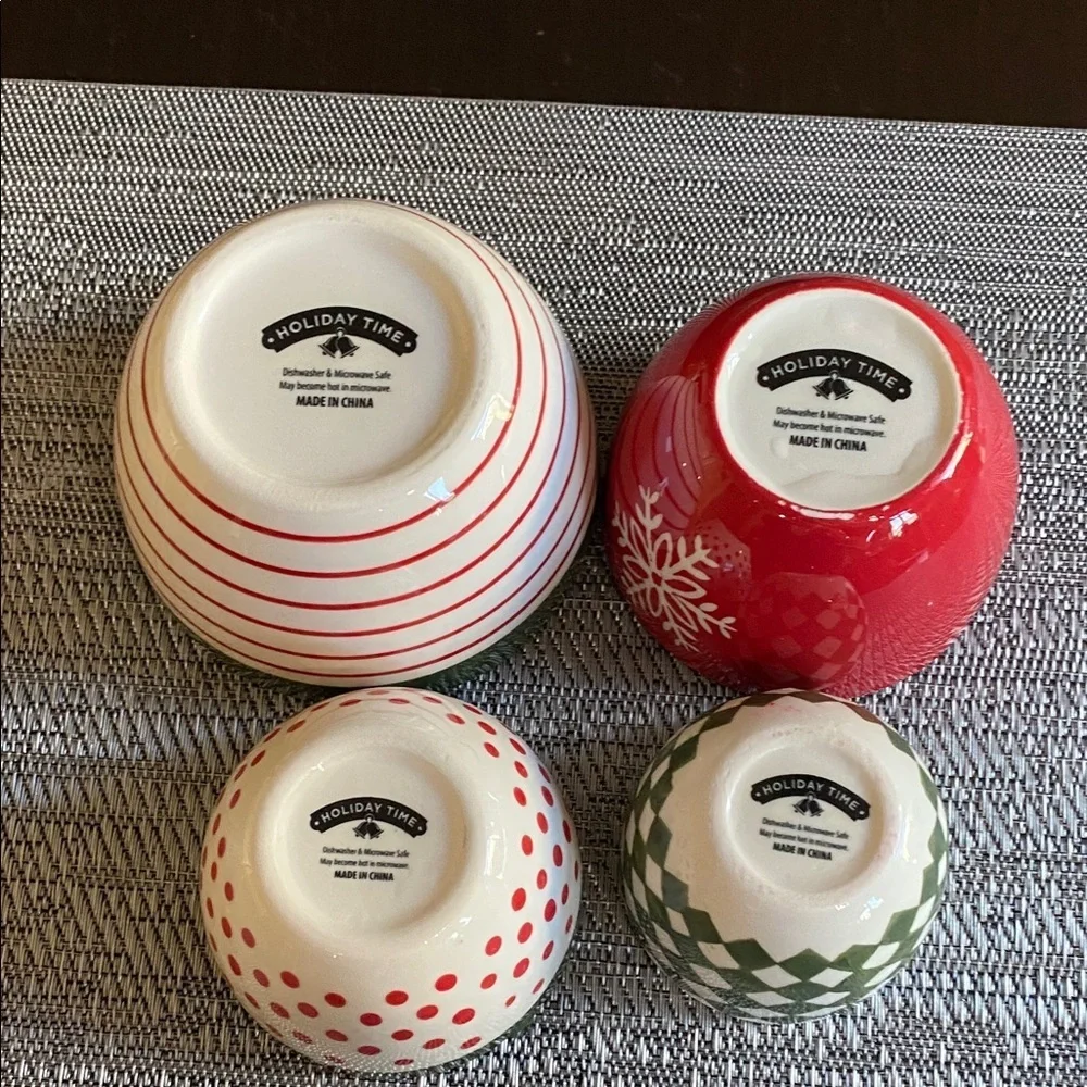 Holiday Time Red and Green Ceramic Stackable Measuring  Bowl Set.